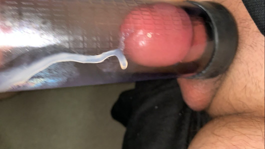 Mały penis cumming w cylindrze pompy