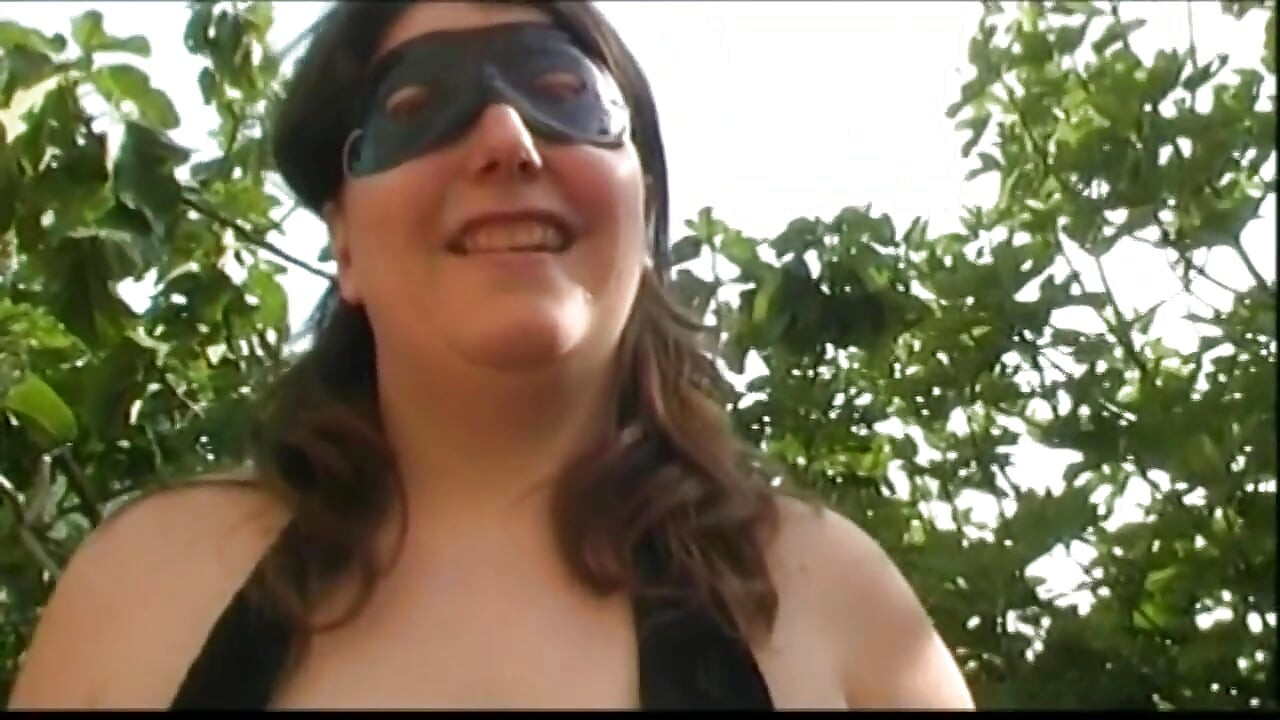 Debela kurva na otvorenom jebana i snimljena od strane swingera