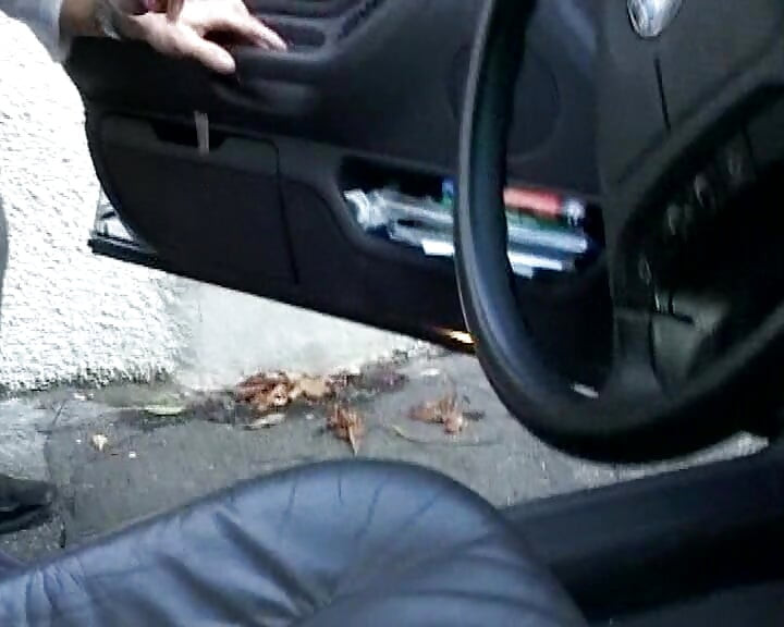 Divlja francuska devojka zadovoljava dva kurca dok radi u kuhinji