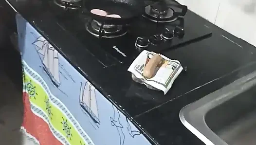 Моя жена готовит колбасы и Халлакасы для меня, потому что я очень голоден, и пока ты видишь, как она голая, она обожает готовить, как Тха