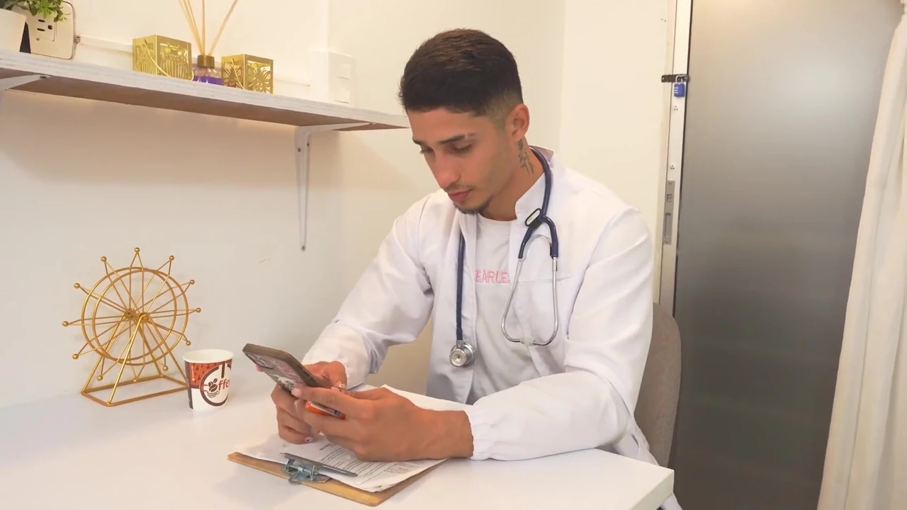 Doktor azgın hastasını kalın yarağıyla çılgınca sikerek uyuşmuş amını iyileştiriyor