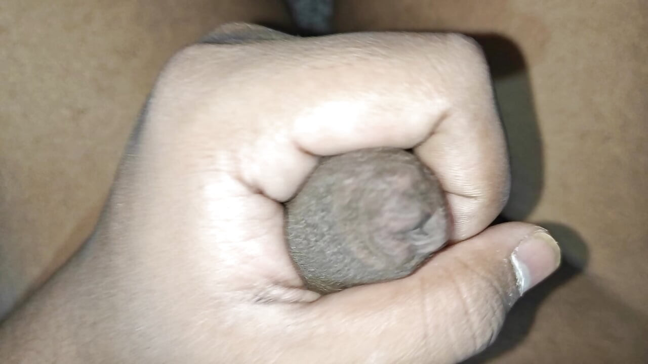 Sunt un băiat de 19 ani cu musterul acasă