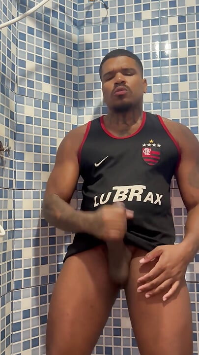 Cumshot dengan kemeja Flamengo