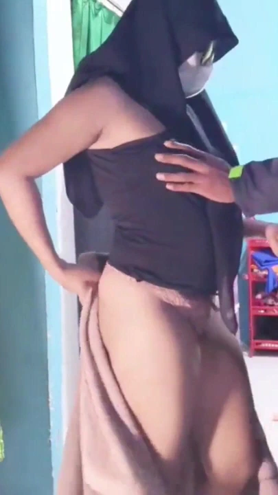 病毒性ojol用穆斯林头巾操她的岳母 | 短片 1