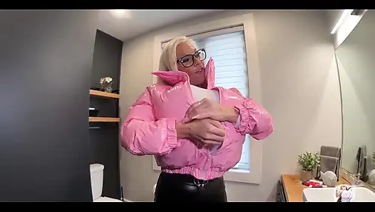 Полное видео! Блестящая пухлая куртка экспансии, сегодня холодный день и кто говорит холодное, Говорит пухлая куртка!