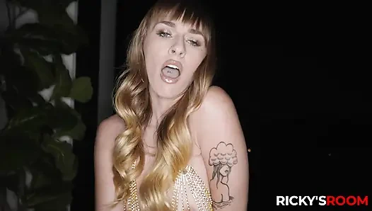 ДЕМОНСТРАЦИЯ БОЛЬШИХ СИСЕК - Мона Азар и Angel Youngs