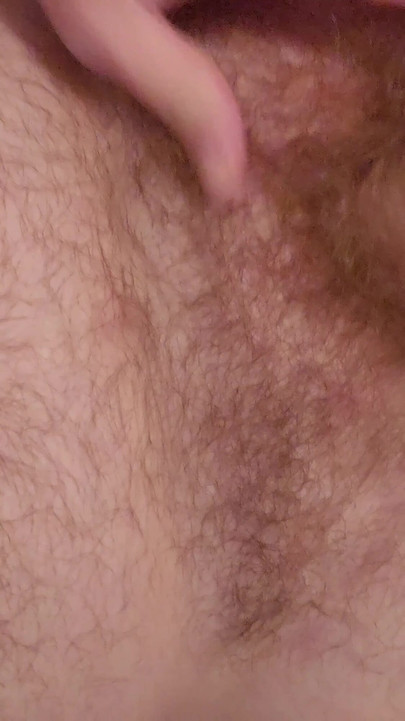 Sünnetsiz yarak sertleşiyor ve göbek deliğine boşalıyor (yataktan sikişiyor) | Klip 1