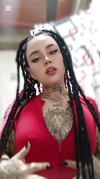 Caleña sama w domu masturbuje się