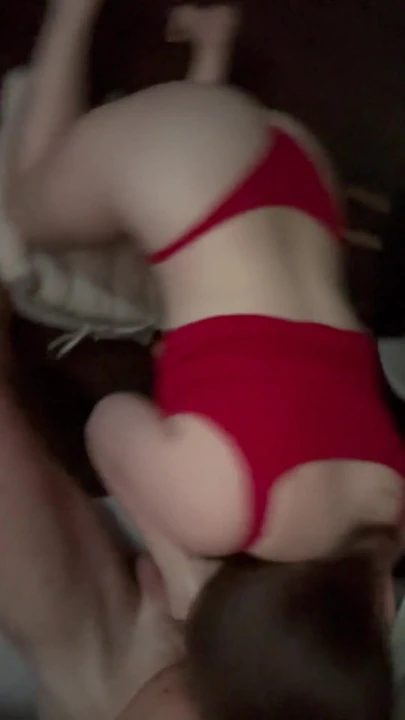 Momento emocional de "Meia-irmã em lingerie vermelha adora tomar café da manhã com um pau grande que ejacula na boca"