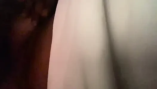 Büyük memeli kız arkadaş evinde yüksek sesle inleyerek sert sikiliyor ve şaplak atıyor