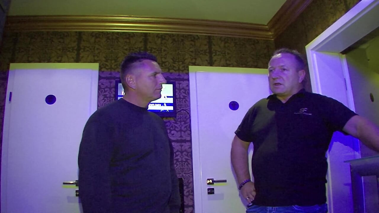 Tetovirana prsata njemačka MILF žestoko jebana na swinger zabavi