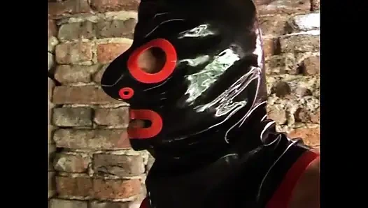 Edepsiz bir esmer için ateşli vahşi fetiş seks