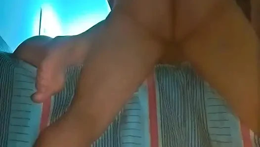 Evli sürtük iyi bir ateşli evli kadının olması gerektiği gibi küfür ediyor, inliyor ve yarak için yalvarıyor.