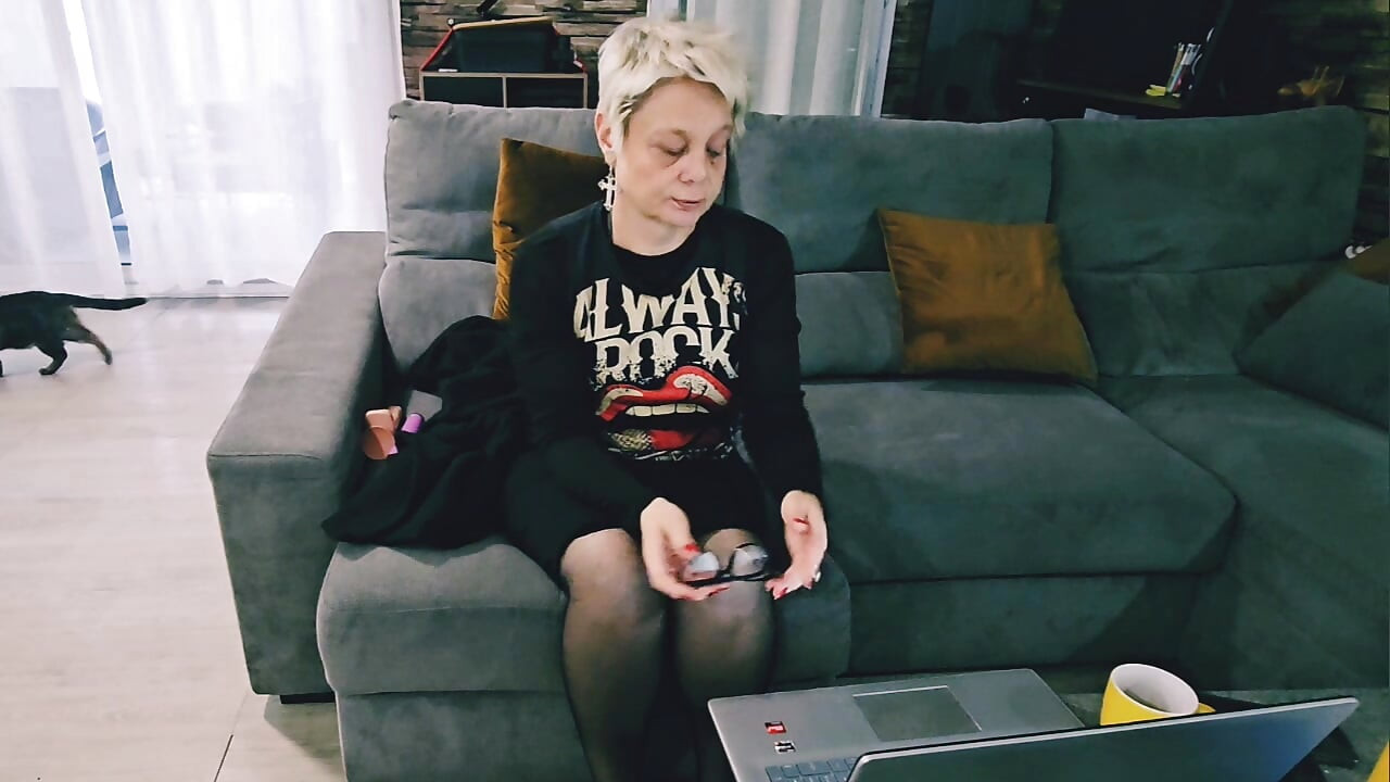 I Had to Choose Between Working or Using a Dildo on My Mature MILF Pussy