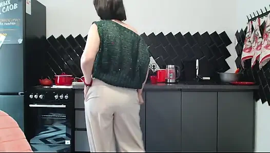 плевки по сисям текут до волосатой пизды