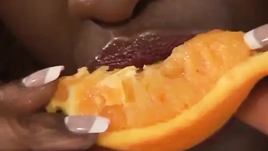 Черная девушка с большими сосками трахает киску, лижет киску в позе 69... сперма в рот