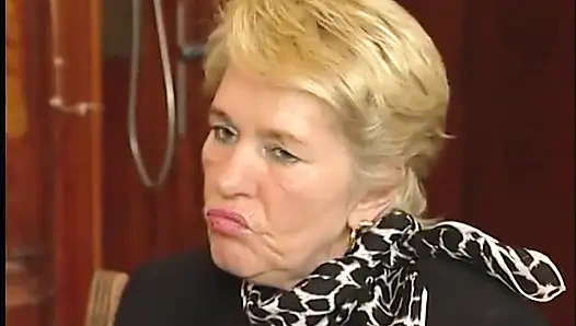 Geile oma spreizt ihre beine und bekommt ihre haarige möse geknallt