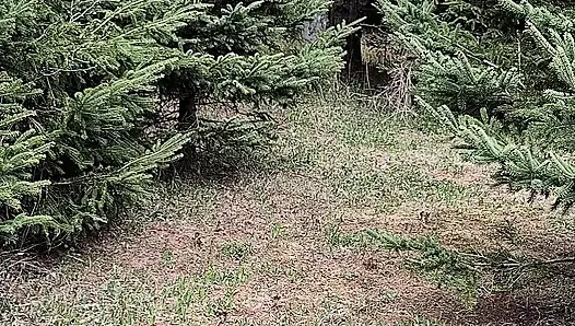 Çıplak sürtük açık havada güneşin tadını çıkarıyor ve harika bir solo döl alıyor