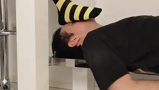 Footrest bau kaus kaki nyonya remaja!