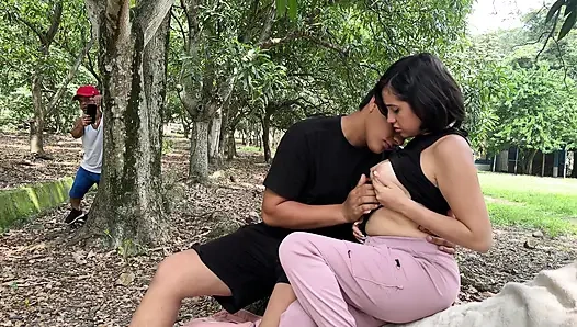 Moans In The Woods: Ich sah ein Paar draußen richtig Gas geben und masturbierte während der Aufnahme