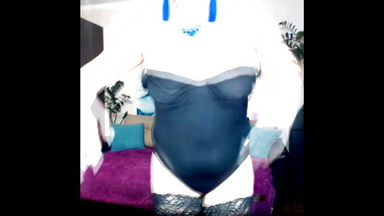 Minha esposa é uma puta legal na webcam 12 .!. )) Selvagem milf dançando com peitões nuas ...))