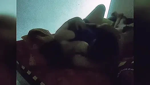 Karının meme uçlarını yalayıp emmeye devam et bebeğim. Dilini yutmak zor.