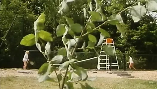 Marilyn Jess возбуждается за просмотром того, как девушки играют в теннис