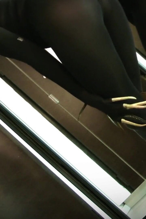 Batman prins în venerarea cizmei Catwoman