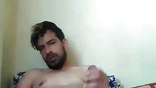 Un garçon asiatique se masturbe brutalement