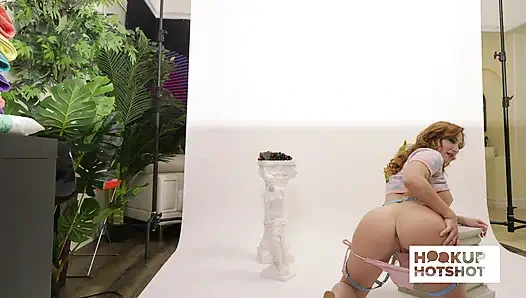BTS - татуированная красотка Sophia Locke получает кокетство за кулисами!