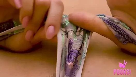 Düz göğüslü sarışın Üniversiteli Lily striptiz yapıyor ve amcığını ovuyor