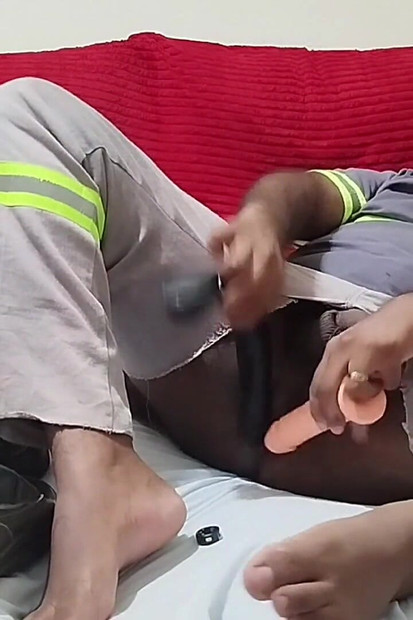 Seul à la maison, en train de se masturber et d’éjaculer dans la botte avec