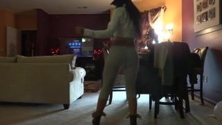 Фриковатая доминиканка танцует обнаженной