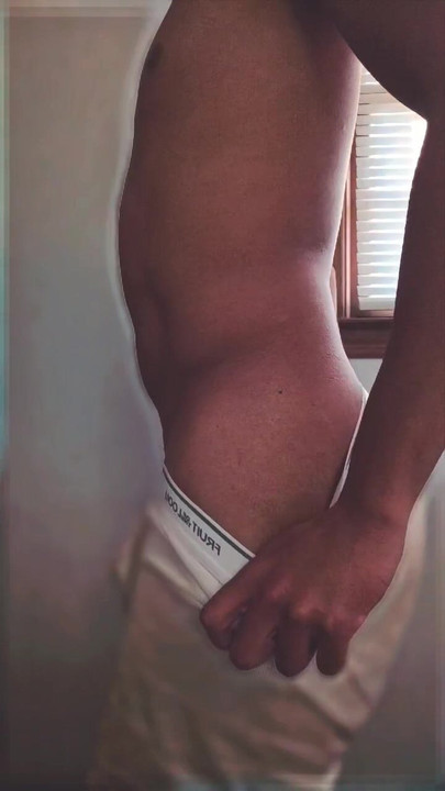 服を脱いで大きく硬くなったチンコを見せる。