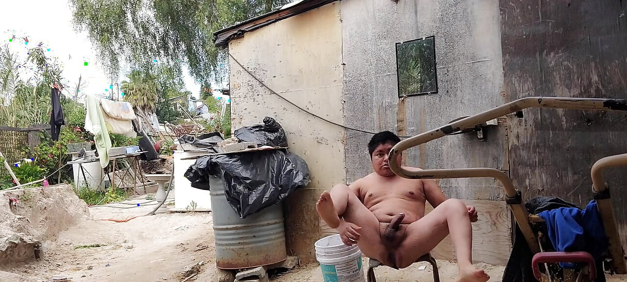 ペニスを引っ張る