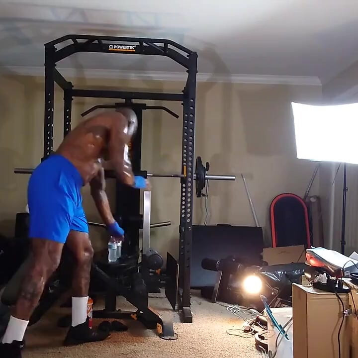 Os clientes de treino de boxe devem possuir força central adequada e alcance de movimento e devem equilibrar eficientemente