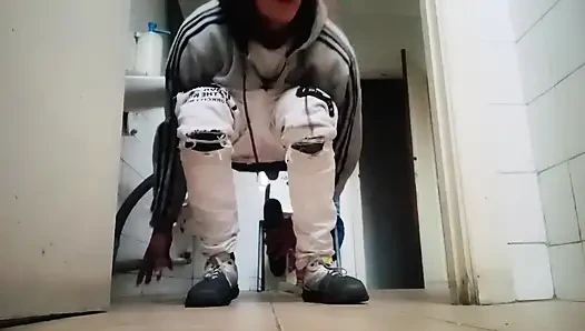 Genç bir eşcinsel adam, terk edilmiş bir banyoda anal zevk buluyor.