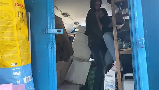 Ein lagerarbeiter fickte die managerin hart direkt dort auf den kisten und steckte sie an ihre stelle