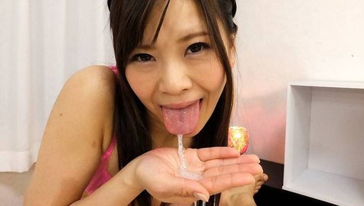 Japanische Hausfrau Mio Arisaka lutscht Schwanz, unzensiert
