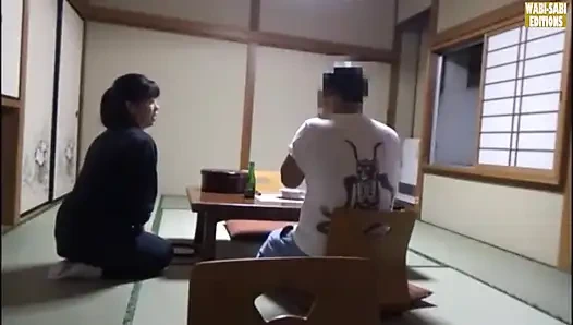 Соблазнение после работы горячего источника обслуживающего лица, захваченного в приватной комнате сессии - сцена.3