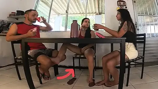 Ehefrau erwischt ihre untreue freundin, die ihrem ehemann oralsex gab! Wird sie sich ihnen anschließen?