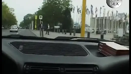 Edepsiz Alman sarışın vücudunu gösteriyor