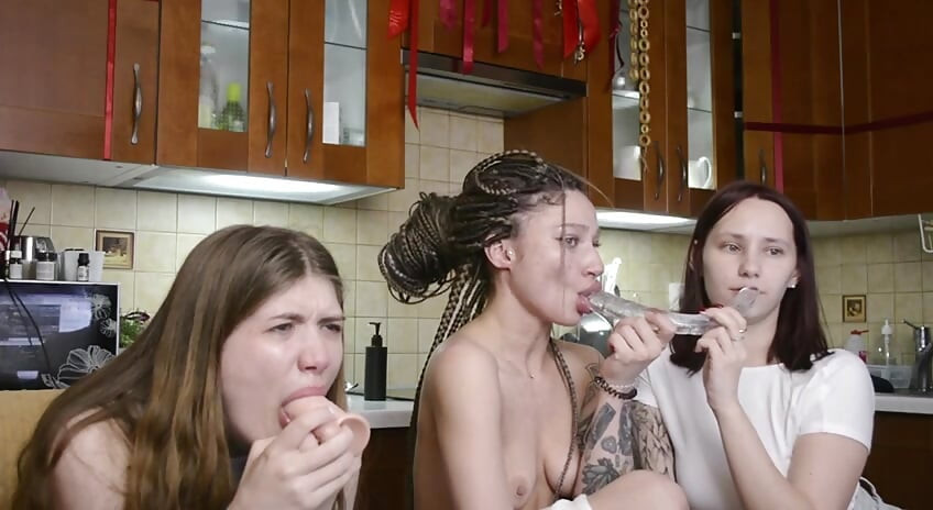 развлекаются, развлекаются и занимаются сексом и пососают один хуй для всех глубоко