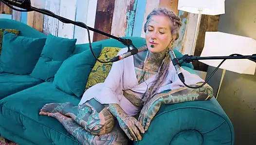 B hakkında konuşuyorum - bordem - asmr podcast sfw konuşuyor gotik sıska kız dreadlocks dövmeli model dövmeli kız