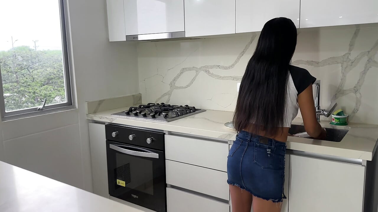 我的大屁股继妹因为没有帮助她上厕所而生气，所以我用她紧致的阴道插入的丰富、强烈的插入让她放心