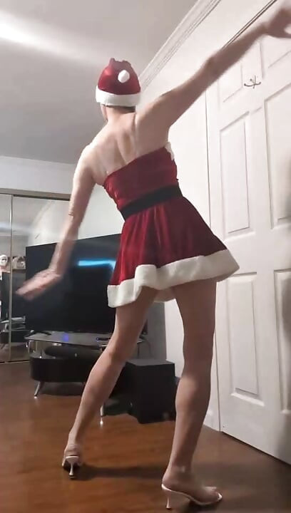 Η γυναίκα γιορτάζει τα Χριστούγεννα