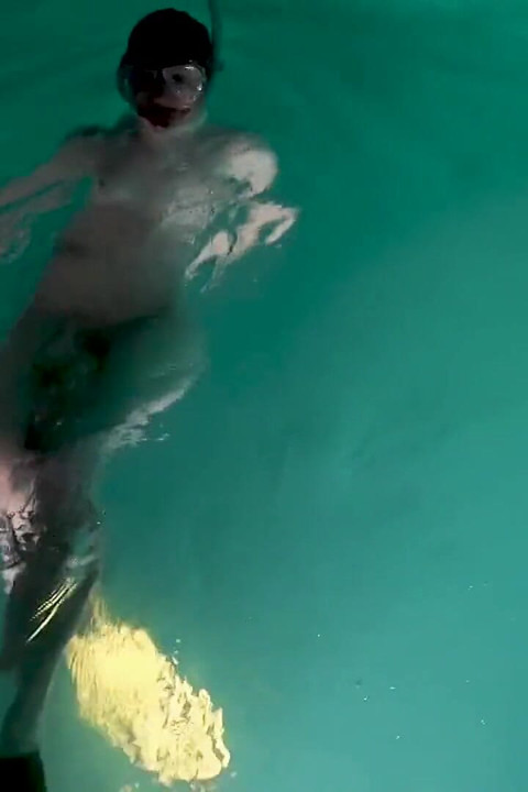 Cewek nakal jalang ini lagi asik mainin di bawah air sambil bugil