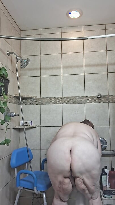Große schöne Krankenschwester Vicki nimmt eine Schlammbehandlung in meiner Dusche!