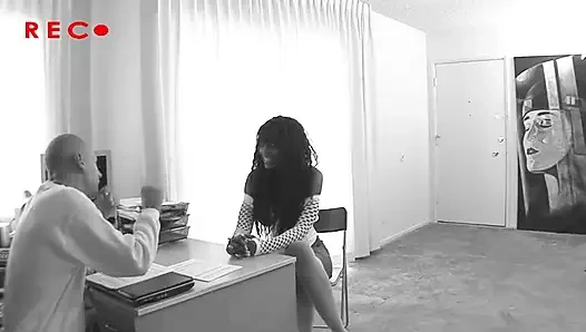 Büyük yarak emiyor büyük memeli zenci kız amcığını sikiyor