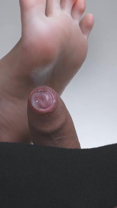 Footjob en chaussettes - semelles roses, gémissements mouillés et éjaculation crémeuse | Clip 1